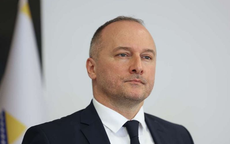 Na pauzi sjednice, Bogunić je održao sastanak s visokim predstavnikom u BiH Christianom Schmidtom