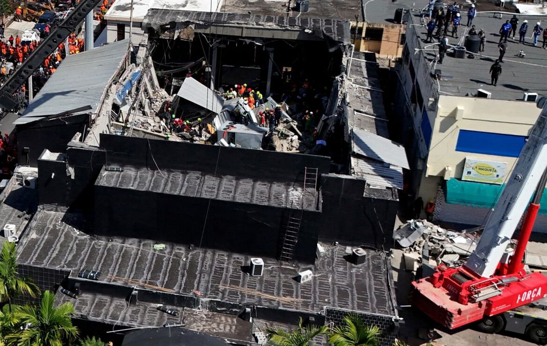 U glavnom gradu Dominikanske Republike Santo Domingu došlo je do kolapsa krova u noćnom klubu, a lokalne vlasti su objavile da je poginulo 98, a povrijeđeno 160 osoba.