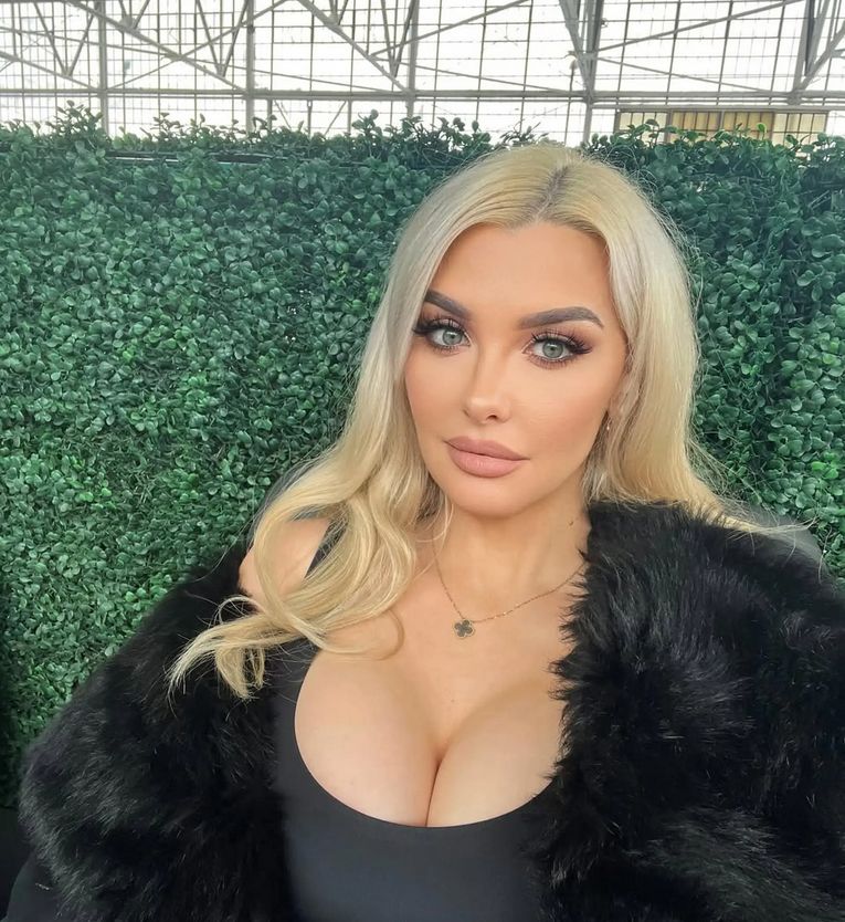 Emily Sears (40) australska je manekenka i influencerica s adresom u Los Angelesu. 