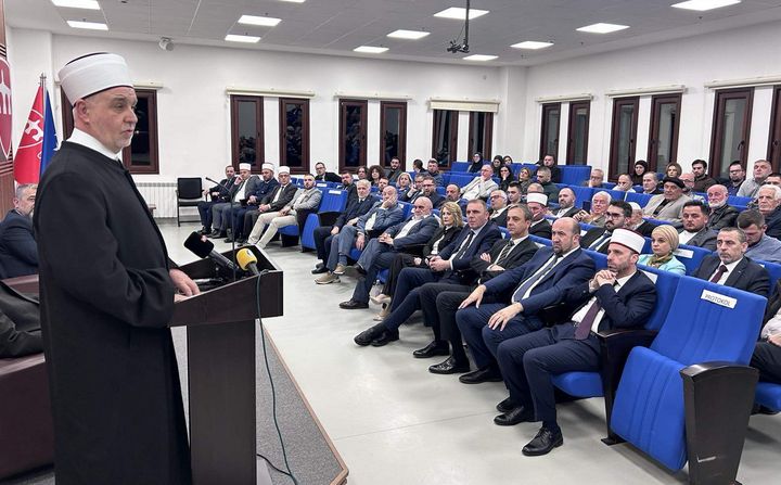 Reis Fetahu je u svom obraćanju istakao važnost razumijevanja konteksta vremena i prostora u kojem živimo, kako ne bi različite ideologije dominirale vjerskim i drugim narativima