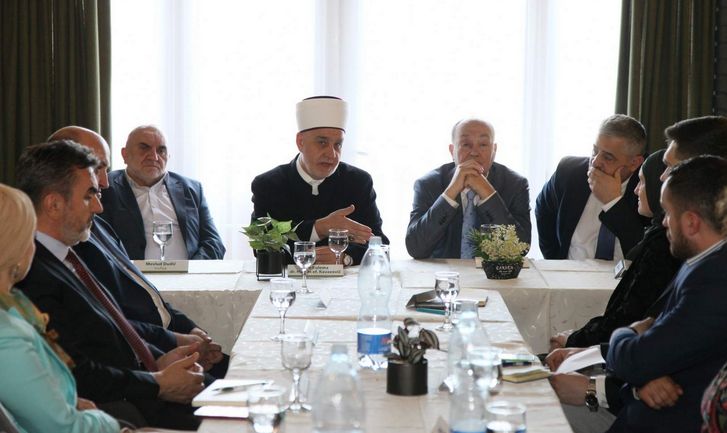 Reis Fetahu je u svom obraćanju istakao važnost razumijevanja konteksta vremena i prostora u kojem živimo, kako ne bi različite ideologije dominirale vjerskim i drugim narativima