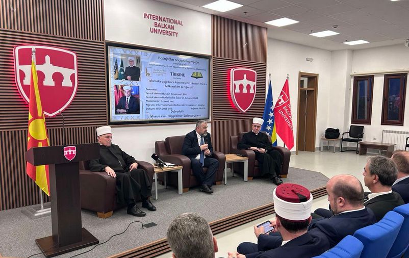 Reis Fetahu je u svom obraćanju istakao važnost razumijevanja konteksta vremena i prostora u kojem živimo, kako ne bi različite ideologije dominirale vjerskim i drugim narativima