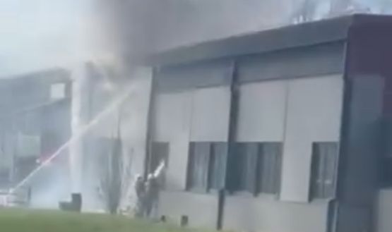 Na terenu su brojne ekipe prijedorskih vatrogasaca koje se bore sa vatrenom stihijom, a gašenje požara dodatno otežava vjetar