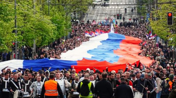 Na skupu je prisutno više hiljada građana, a tokom večeri, na glavnoj bini ispred Skupštine, očekuju se koncerti