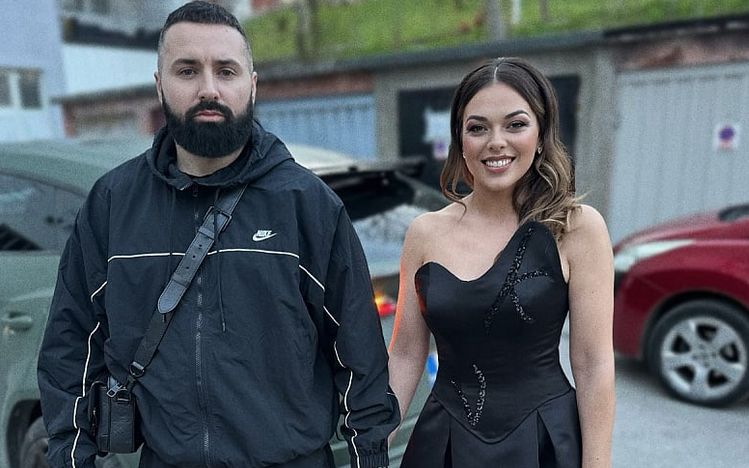 "Tipični balkanski par", napisao je, aludirajući na to kako se muškarci na našim prostorima uglavnom oblače sportski, dok su žene skoro uvijek dotjerane. 