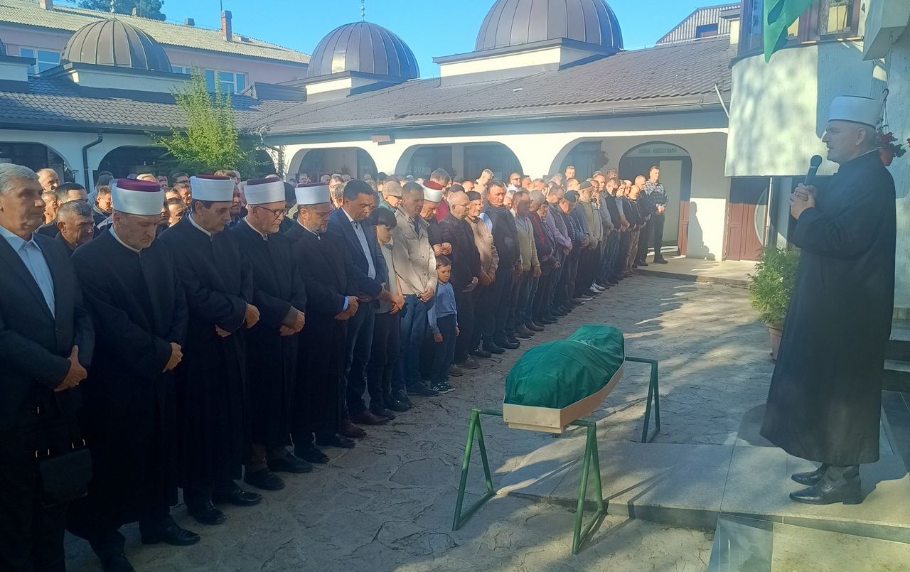 Ziska Alagić, koja je uvijek stajala uz svog supruga, ostala je upamćena po svojoj tihoj snazi i dostojanstvu