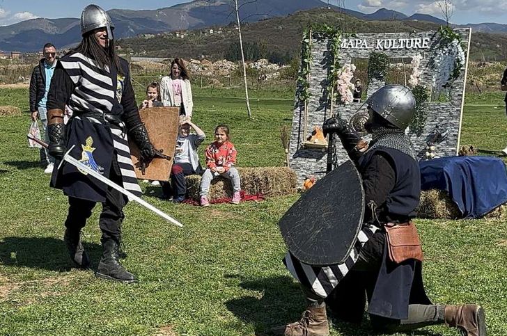 Jedan od najzanimljivijih sadržaja bio je posebno uređen poligon gdje su djeca mogla “pisati kao Kulin ban” ispisujući njihova imena bosančicom 