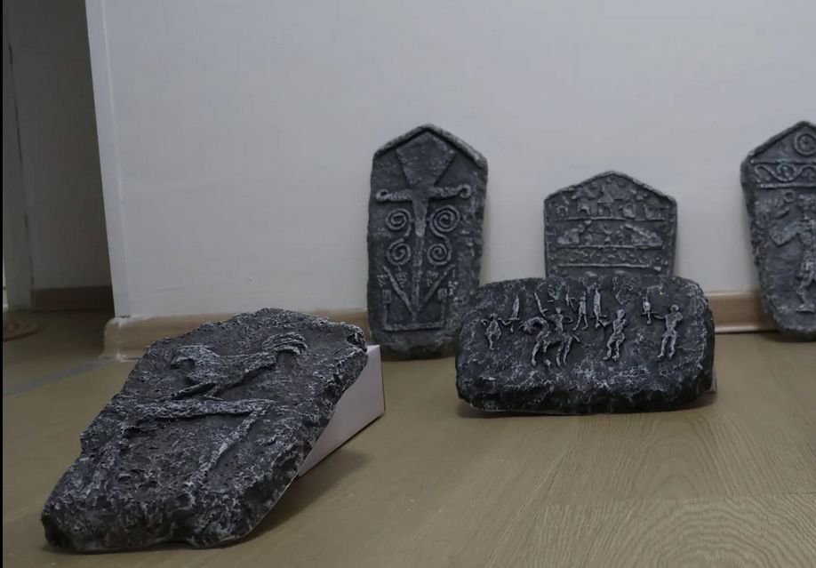 Jedan od najzanimljivijih sadržaja bio je posebno uređen poligon gdje su djeca mogla “pisati kao Kulin ban” ispisujući njihova imena bosančicom 