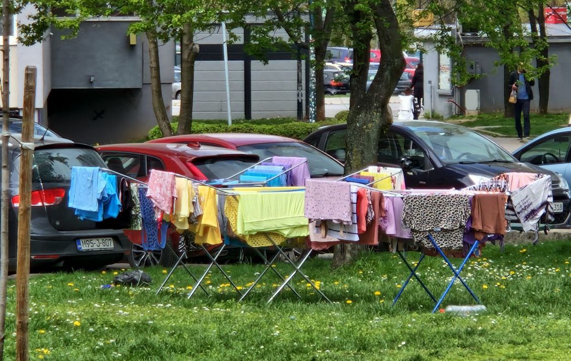 Toplo vrijeme je, osim djece, izmamilo vani i domaćice, koje su shvatile da će im se veš brže osušiti napolju