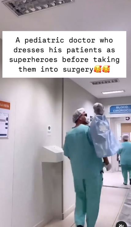 Dirljiv gest dječijeg hirurga rasplakao svijet: Pred svaku operaciju oblači mališane u superheroje