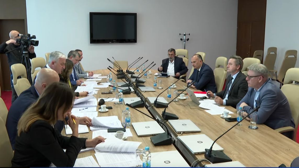 U posljednja 4 mjeseca Komisija je imala zadatak da istraži radnje o  kupovini zgrade                             