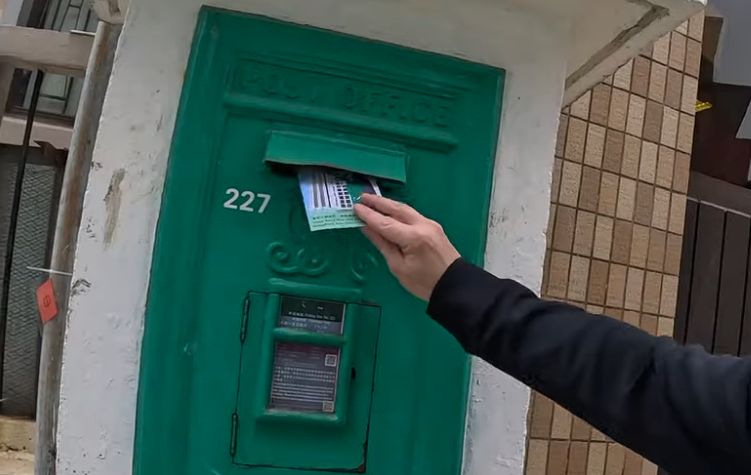 Iz Hongkong Posta poručuju da "definitivno neće naplaćivati nikakve carine u ime SAD-a" .