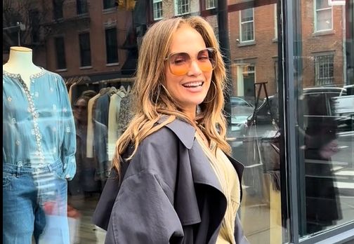 Zanimljivo je da su prolaznici zbunjeno posmatrali, a tokom intervjua su se čuli i povici: "Volim te Jennifer".