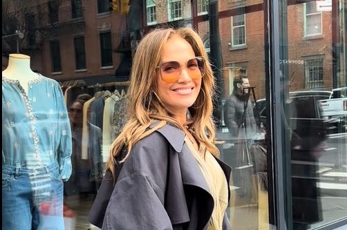 Zanimljivo je da su prolaznici zbunjeno posmatrali, a tokom intervjua su se čuli i povici: "Volim te Jennifer".