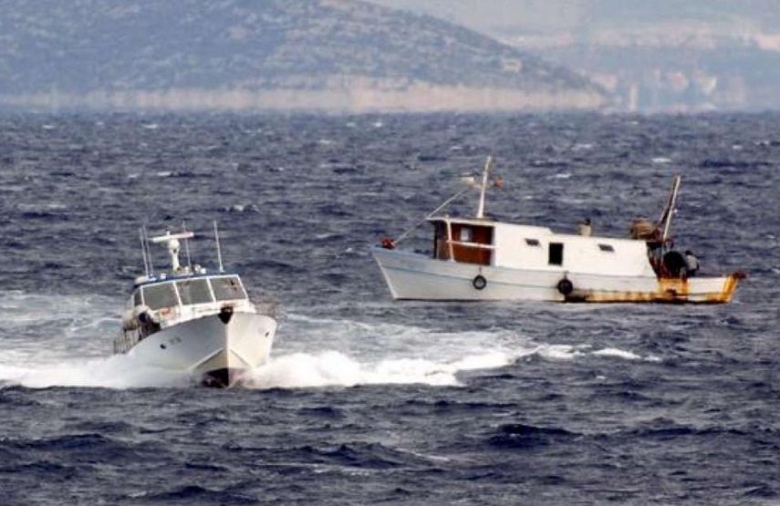 U krugu splitske bolnice na  Križinama danas je jak vjetar odlomio granu sa stabla koja je pala na tlo, a brzom intervencijom vatrogasaca uklonjena je