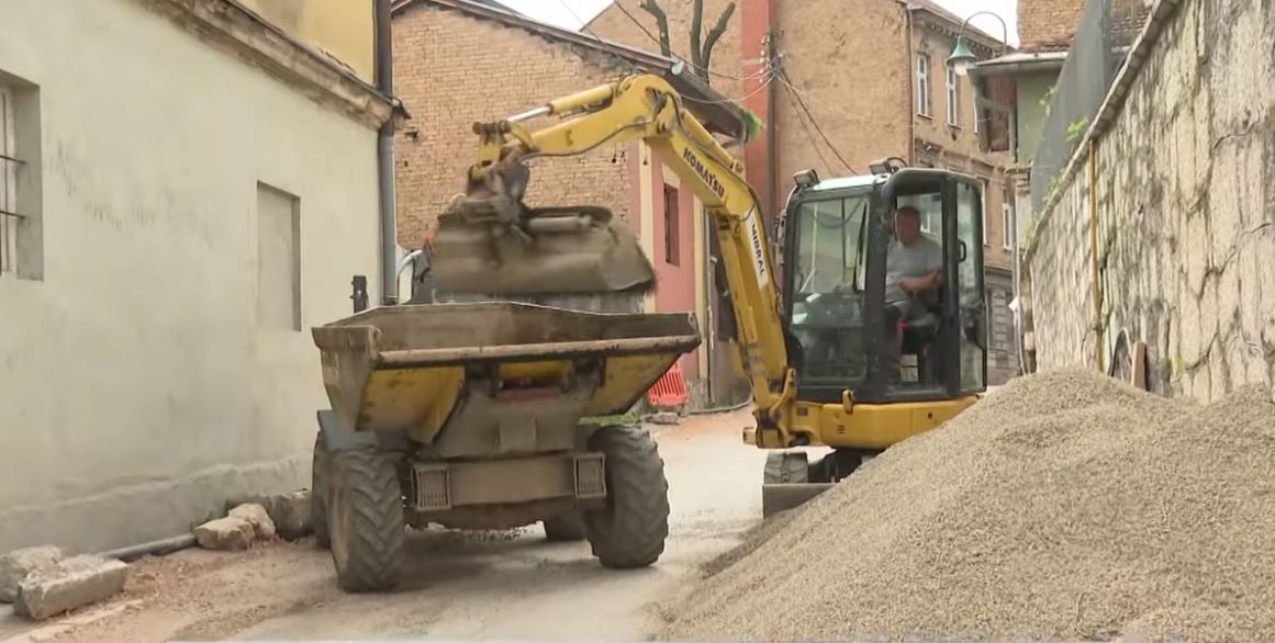 Umjesto obavještenja da ne mogu koristiti taj pravac i da potraže alternativne puteve, što je izvođač radova trebao uraditi, suočeni su s katastrofalnim saobraćajnim gužvama. 