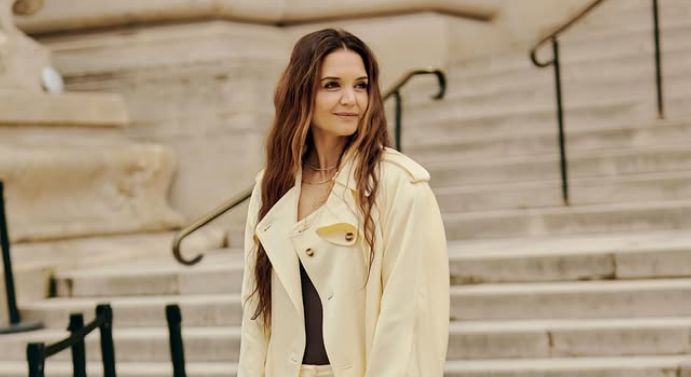 Katie, čiji je stil ih kombinira s lepršavim suknjama, trapericama ili čak poslovnim komadima, pokazujući koliko su svestrane i udobne