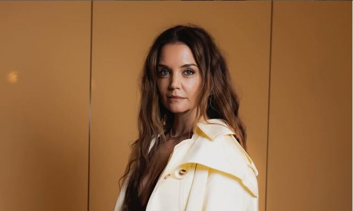 Katie, čiji je stil ih kombinira s lepršavim suknjama, trapericama ili čak poslovnim komadima, pokazujući koliko su svestrane i udobne