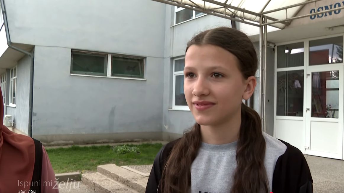 Novi i prvi mobitel dobila Medina koju smo uz pomoć dobrih ljudi obradovali u njenoj školi                   