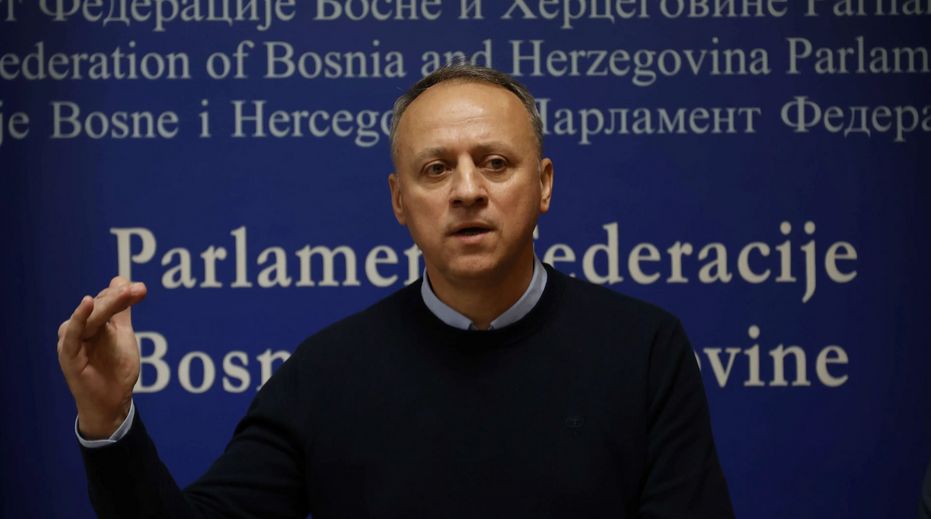 Pitanje je samo da li će još jedno izvinjenje unutar koalicije nakratko spasiti ono što je već odavno politički mrtvo - zaključio je Aliefendić 