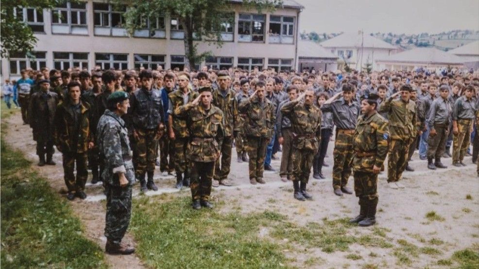 Malobrojnu odbranu grada, prisjetio se Šehić, predvodio je Sead Šehić, komandant Patriotske lige i Štaba Teritorijalne odbrane RBiH