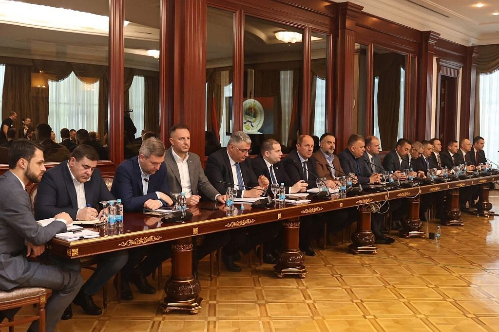 Jasno je da Dodik nema ni ustavne ni druge pravne podloge za pravljenje vojnog saveza s bilo kim, međutim on nastavlja destabilizaciju Jugoistočnog krila Evropske unije i NATO-a. 