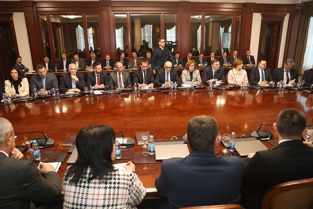 Jasno je da Dodik nema ni ustavne ni druge pravne podloge za pravljenje vojnog saveza s bilo kim, međutim on nastavlja destabilizaciju Jugoistočnog krila Evropske unije i NATO-a. 