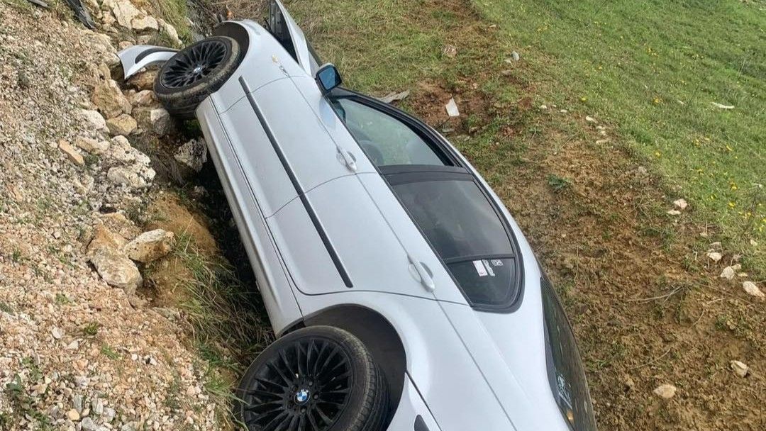 Automobil potpuno skršen: Vozač izgubio kontrolu nad automobilom i sletio u kanal