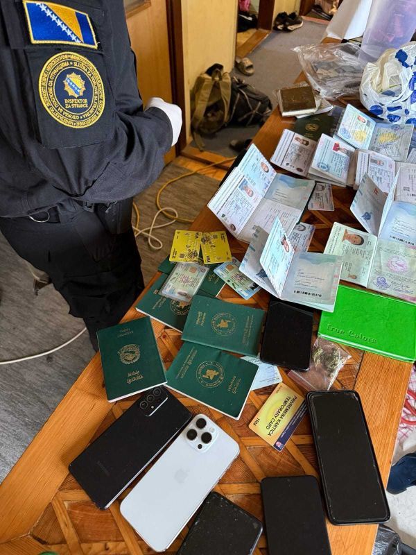 Za dva državljanina Pakistana S.S. i A.S, koji su pronađeni koji se dovode u vezu sa organizovanjem međunarodnog krijumčarenja migranata, izrečena je mjera protjerivanja