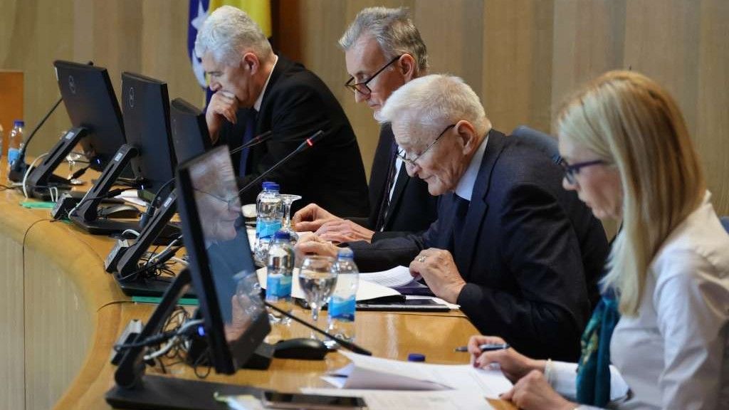 Poslovnikom je definisano da se hitne sjednice moraju zakazati i održati u roku od tri dana, rekao nam je Smajić