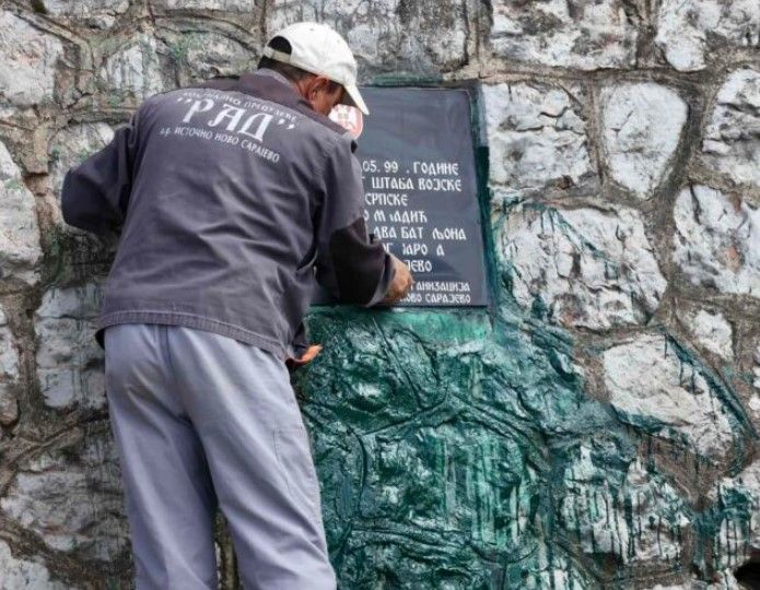 Spomen ploča ratnom zločincu Ratku Mladiću na Vracama polivena zelenom farbom