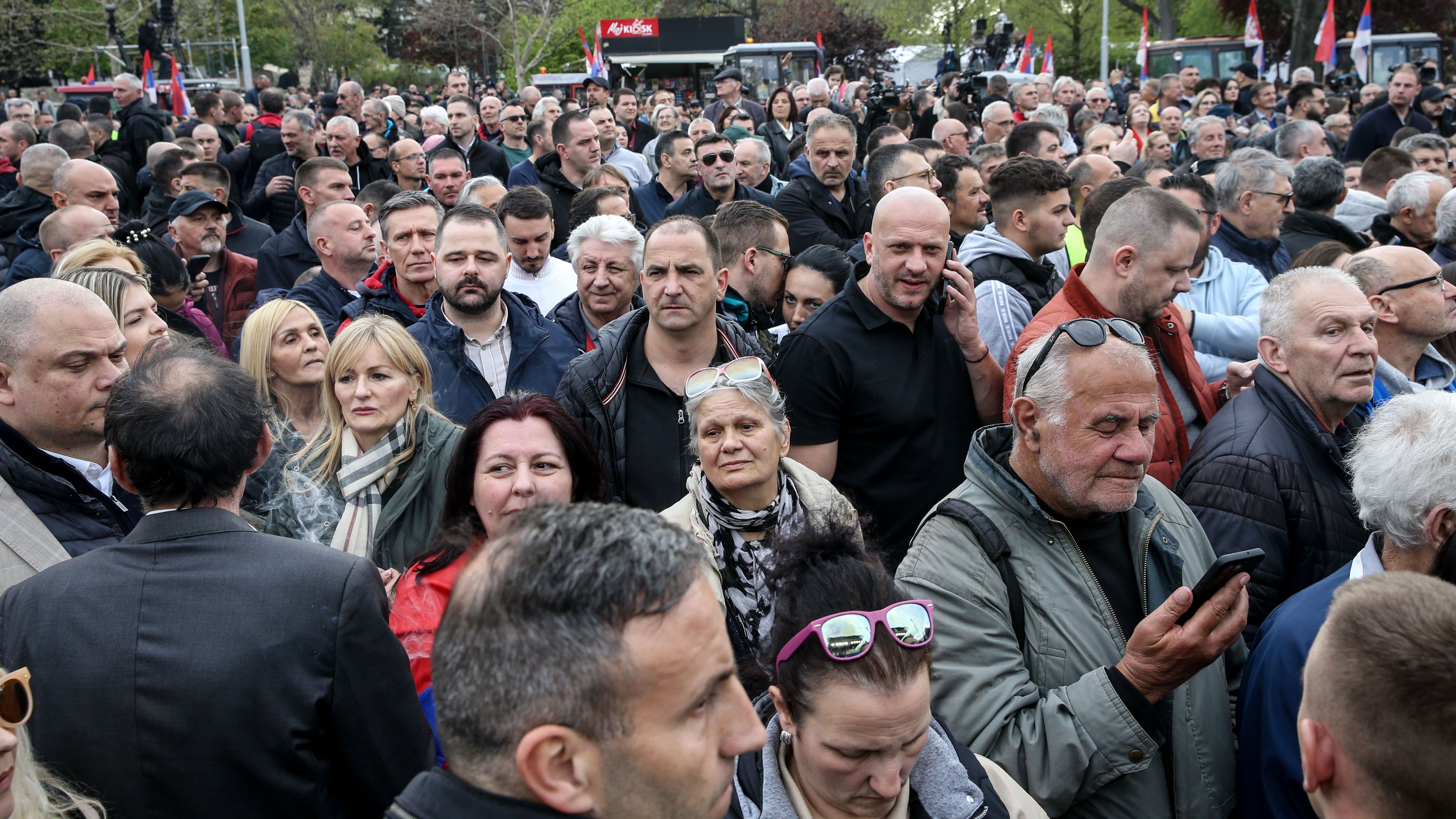 Dok je predsjednik Srbije Aleksandar Vučić govorio s bine, veća grupa prisutnih pokušala je da napusti ograđeni prostor, ali im to obezbjeđenje nije dozvoljavalo.