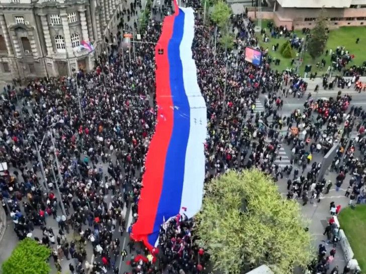 Tokom skupa prijavljeno je i oštećenje tri autobusa i jednog kamiona “Gradske čistoće”, navodi se u saopštenju.