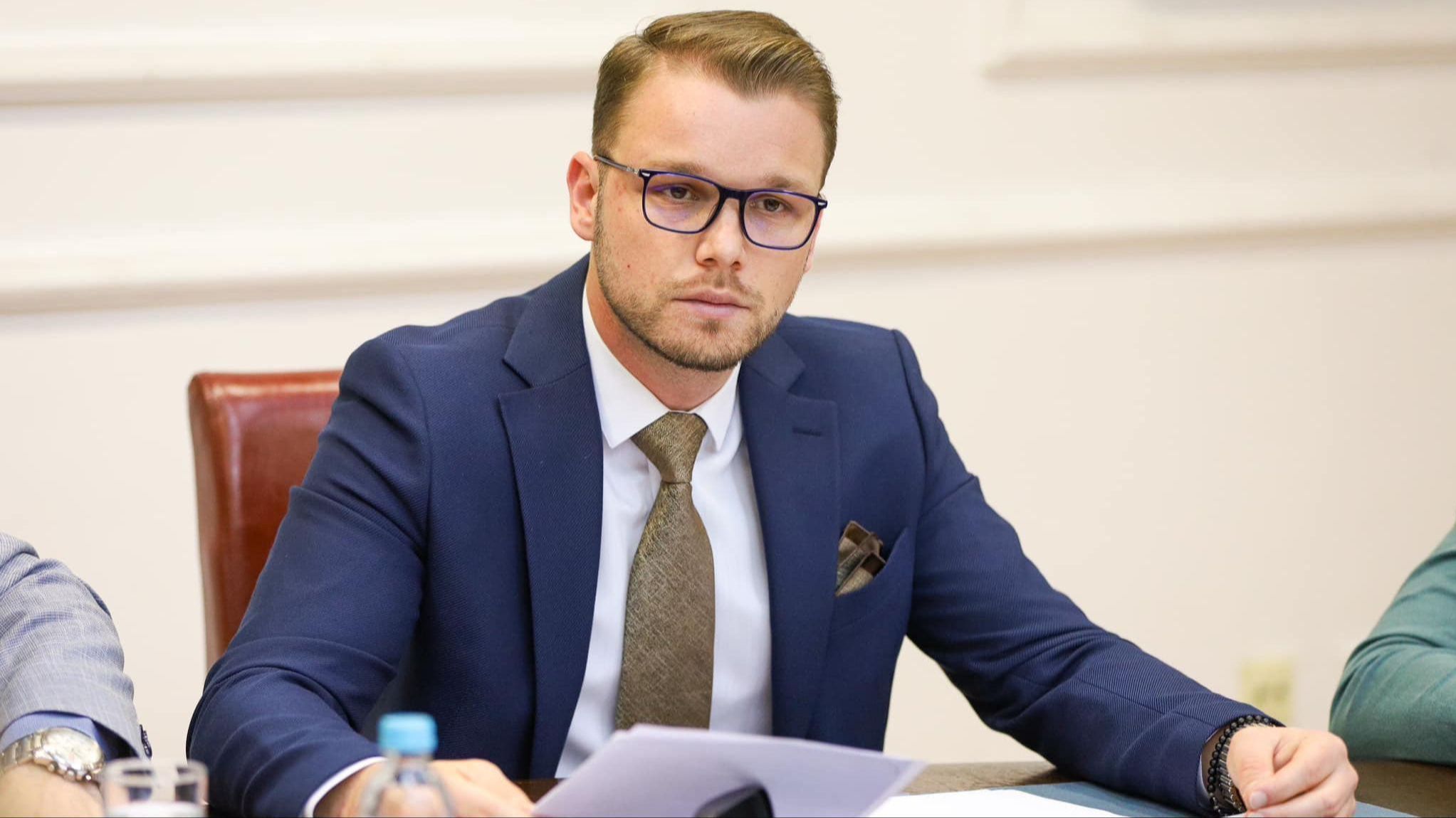 Sjetit ćete se kako su Draška Stanivukovića, lidera PDP-a, ljubili u srcu Sarajeva smatrajući ga spasiocem koji nije upao u ralje nacionalizma. 