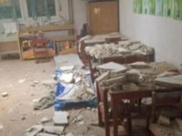 Ogromni komadi betona našli su se na podu, ali i na namještaju koji mališani koriste