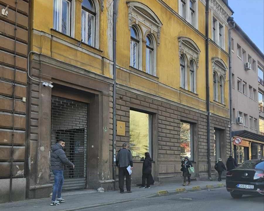 U toku je evakuacija zgrade, nakon čega će se pristupiti KDZ pregledu. 