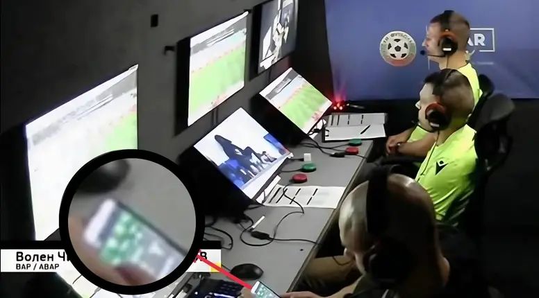 Čak je i sam operater izgledao iznenađeno kada je shvatio da su kamere u tom trenutku prikazivale prostoriju VAR-a.