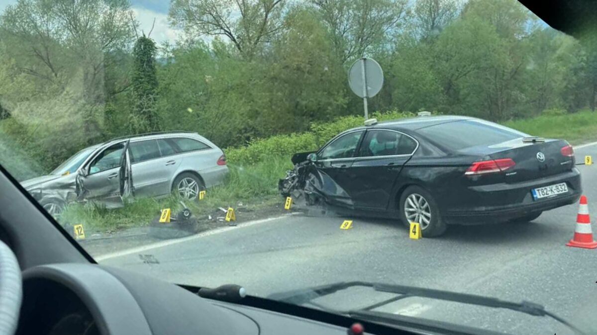 Razbacani dijelovi na M-17: Sudar službenog Passata i Mercedesa