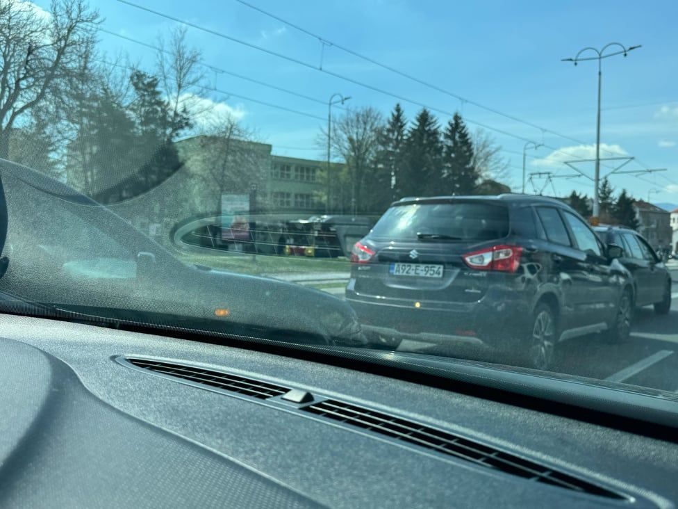 function r(){if(it(n),n.value===Hm){let o=null;throw new D(-950,o)}return n.value}