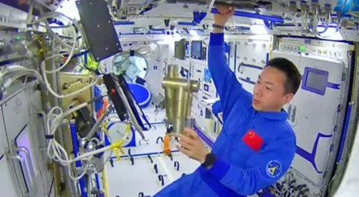 Medicinski rendgenski snimak ljudske ruke uspješno je napravljen u svemiru prvi put u historiji.