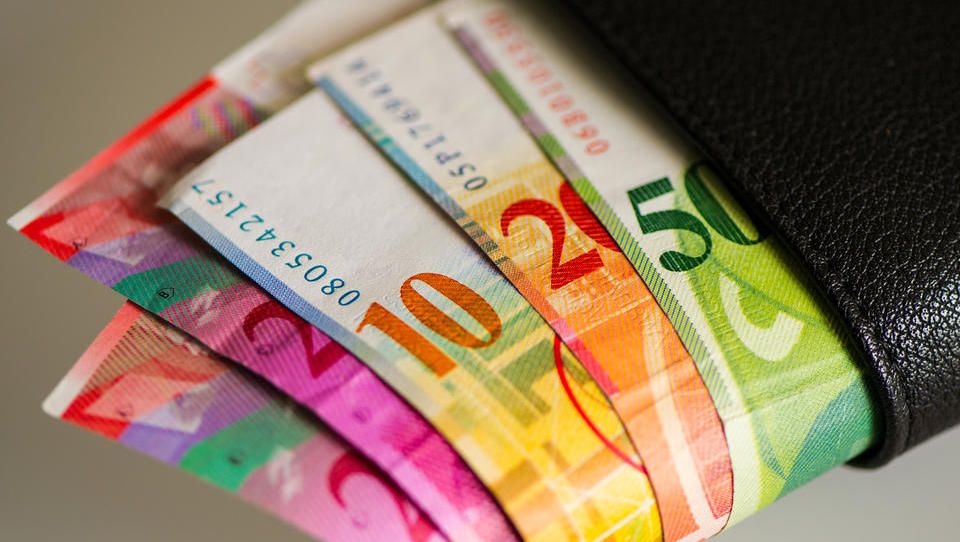 Cijena zlata dosegnula je novi rekord jer raste zabrinutost zbog trgovinskog rata između SAD i Kine.