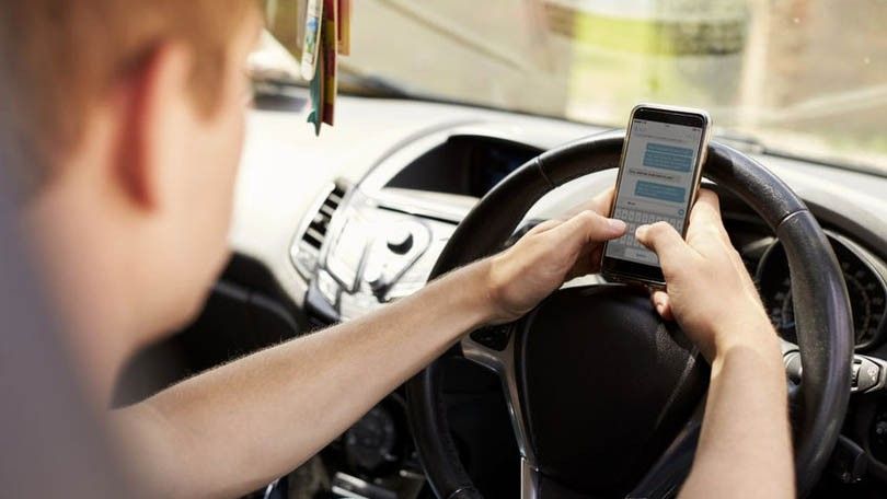 Korištenje telefona za volanom u BiH: Kazna do 2.000 KM prema novom zakonu
