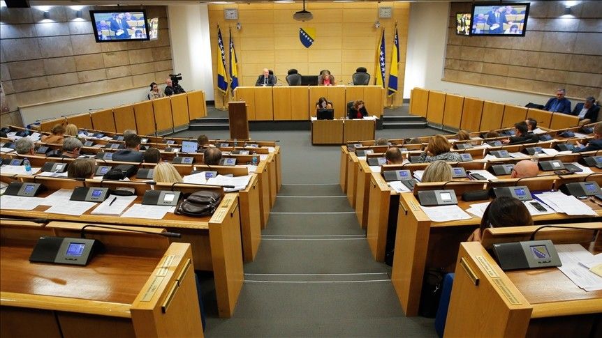 Odluka Federalne vlade o minimalnoj plati od 1.000 KM u Federaciji BiH je izazvala različite reakcije poslodavaca, sindikata i drugih zainteresiranih strana