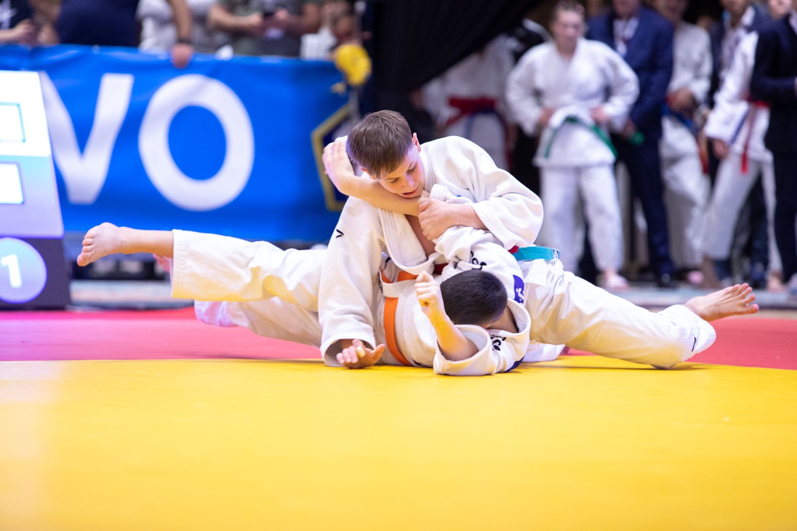 Ovo takmičenje prvi čovjek EJU-a iskoristio je kako bi uručio specijalna priznanja bosanskohercegovačkim džudistkinjama Larisi Cerić i Aleksandri Samardžić.