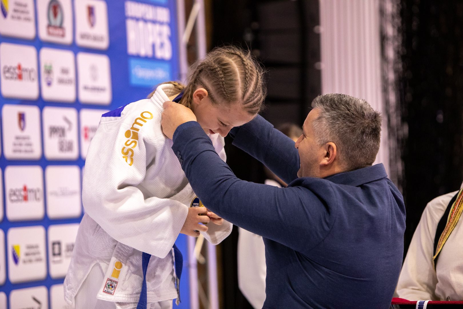 Ovo takmičenje prvi čovjek EJU-a iskoristio je kako bi uručio specijalna priznanja bosanskohercegovačkim džudistkinjama Larisi Cerić i Aleksandri Samardžić.