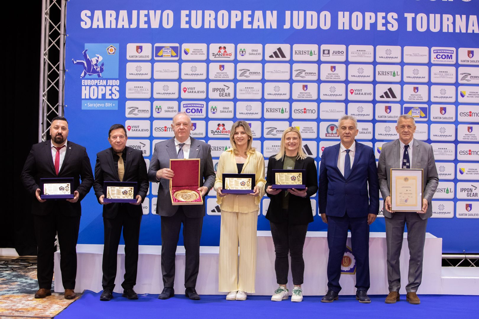 Ovo takmičenje prvi čovjek EJU-a iskoristio je kako bi uručio specijalna priznanja bosanskohercegovačkim džudistkinjama Larisi Cerić i Aleksandri Samardžić.