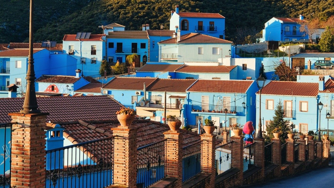 U ovom selu su skoro sve kuće obojene u plavo: Jedino crkvu nismo dirali
