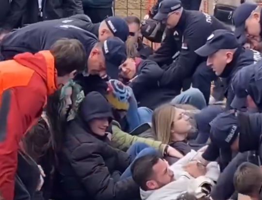 Očekuje se da će današnji dan biti ključan u daljem razvoju društveno-političkih prilika u zemlji.