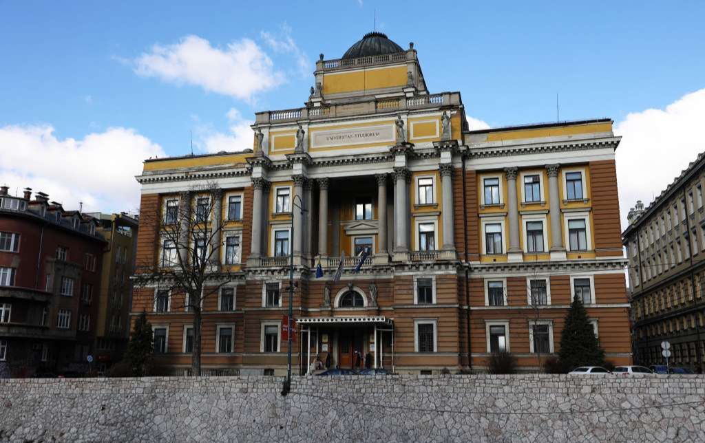 U svojoj oštroj, ali argumentovanoj objavi, profesor Zubić navodi deset ključnih razloga zbog kojih se mladi ljudi više ne odlučuju na poziv nastavnika.