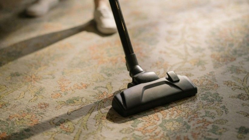 Dr. Hough ističe da se usisavanjem angažiraju mišići cijelog tijela, uključujući noge, leđa i trbušne mišiće